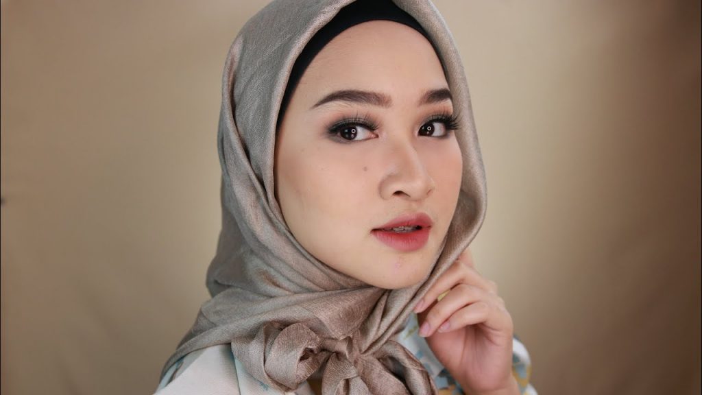 Tips Mengikuti Tutorial Makeup dari Beauty Vlogger YouTube
